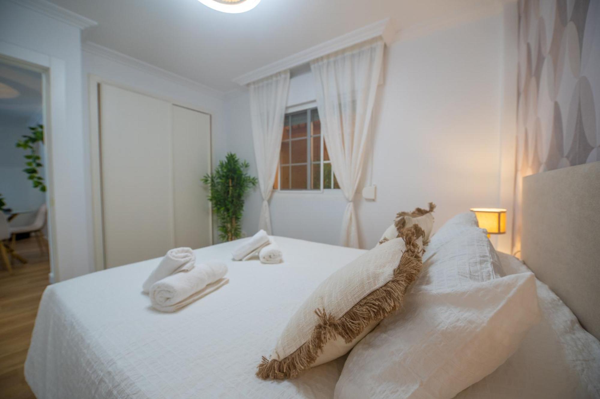Prensa & Courtyard By Ele